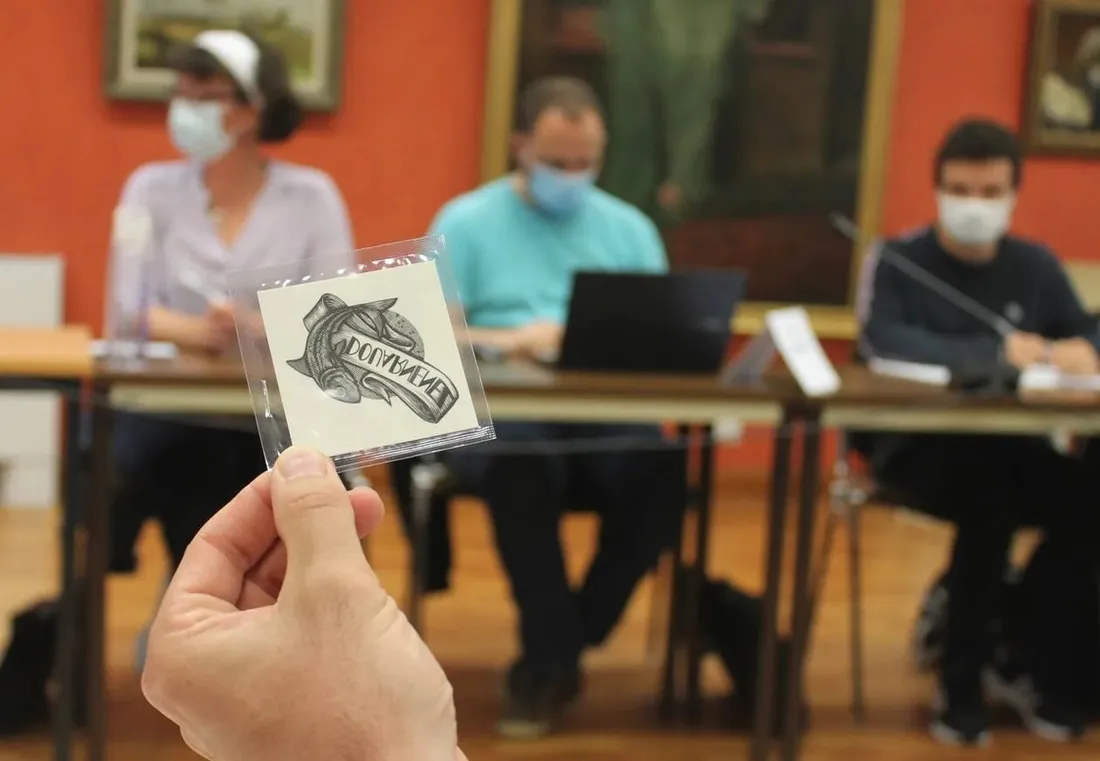 Présentation du tatouage au conseil municipal de Douarnenez